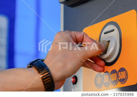 Payment by inserting coins ■Photography cooperation: Kansai International Airport (KIX) Payment by inserting coins ■Photography cooperation: Kansai International Airport (KIX) 137035998