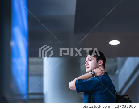 機場裡一個男人轉過頭來 137035999