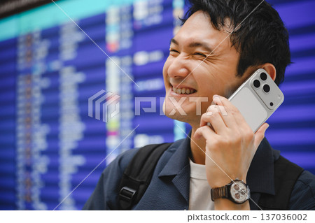 一名男子在機場打電話。照片由關西國際機場(KIX)提供。 一名男子在機場打電話。照片由關西國際機場(KIX)提供。 137036002