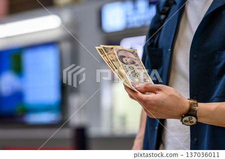 Counting Japanese yen bills ■Photography cooperation: Kansai International Airport (KIX) 137036011