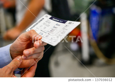 Hand presenting boarding pass ■Photography cooperation: Kansai International Airport (KIX) 137036012