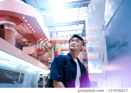 一名男子抬頭望著未來的火車站。 137036017