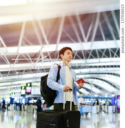 Preparing for travel at the airport ■Photography cooperation: Kansai International Airport (KIX) Preparing for travel at the airport ■Photography cooperation: Kansai International Airport (KIX) 137036025