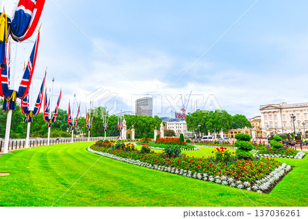 倫敦白金漢宮，正門前的花園 137036261