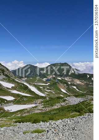 從富山縣立山山腰眺望室渡平。 137036504