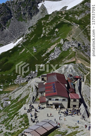 在富山縣館山市一之越山莊，直升機正在卸載貨物。 137037091