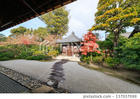 Kenninji Temple in Kyoto in autumn: ossuary and autumn leaves Kenninji Temple in Kyoto in autumn: ossuary and autumn leaves 137037098