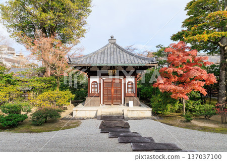 京都建仁寺的秋季:藏骨堂與秋葉 京都建仁寺的秋季:藏骨堂與秋葉 137037100