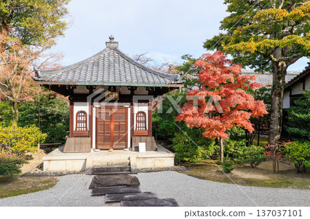 京都建仁寺的秋季:藏骨堂與秋葉 京都建仁寺的秋季:藏骨堂與秋葉 137037101