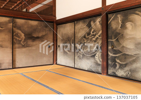 Autumn at Kenninji Temple in Kyoto - Cloud Dragon 137037105