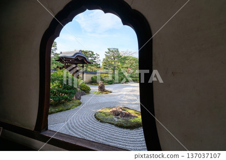 Autumn in Kenninji Temple, Kyoto - The front garden of the Hojo seen from the firelight window 137037107