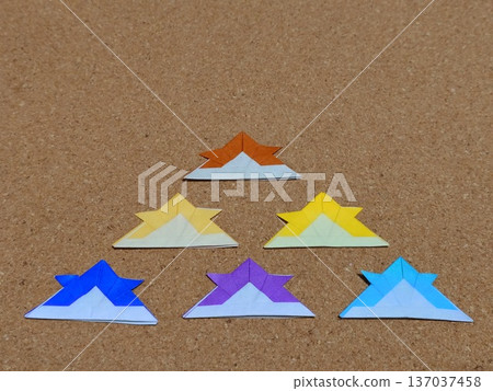 用摺紙「頭盔」製作的兒童節裝飾品 137037458