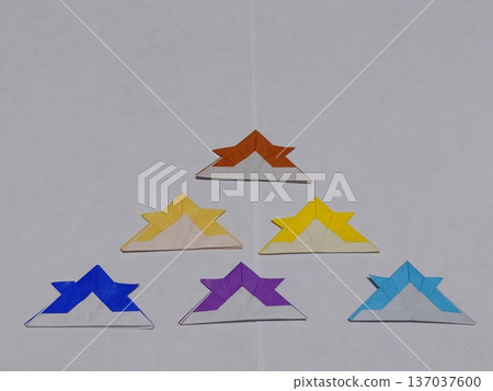 用摺紙「頭盔」製作的兒童節裝飾品 137037600
