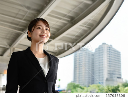 Positive businesswoman's expression 137038806