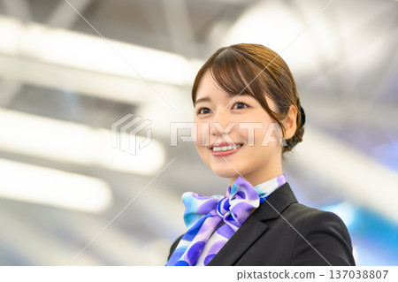 Smiling airport staff serving customers ■Photography cooperation: Kansai International Airport (KIX) Smiling airport staff serving customers ■Photography cooperation: Kansai International Airport (KIX) 137038807