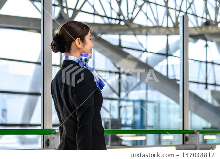 Flight attendants waiting at the airport _■Photography cooperation: Kansai International Airport (KIX) Flight attendants waiting at the airport _■Photography cooperation: Kansai International Airport (KIX) 137038812