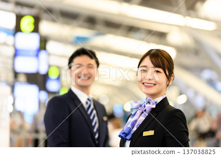 Smiling airport staff serving customers ■Photography cooperation: Kansai International Airport (KIX) Smiling airport staff serving customers ■Photography cooperation: Kansai International Airport (KIX) 137038825