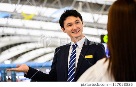 機場工作人員將為您提供指引。 ■拍攝合作:關西國際機場(KIX) 機場工作人員將為您提供指引。 ■拍攝合作:關西國際機場(KIX) 137038826
