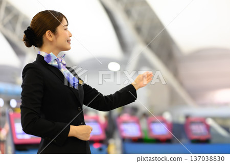 Airport staff providing guidance ■Filming cooperation: Kansai International Airport (KIX) Airport staff providing guidance ■Filming cooperation: Kansai International Airport (KIX) 137038830