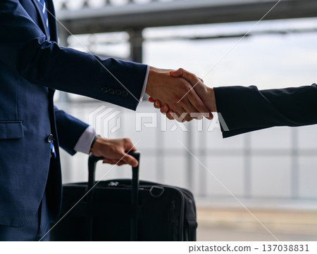 Handshake and contract at the airport ■Filming cooperation: Kansai International Airport (KIX) 137038831
