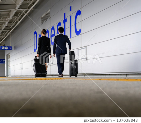 Two businessmen walking at the airport ■Photography cooperation: Kansai International Airport (KIX) Two businessmen walking at the airport ■Photography cooperation: Kansai International Airport (KIX) 137038848
