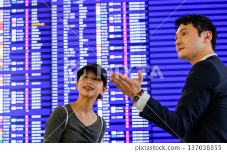 The two confirming information at the airport. ■Photography cooperation: Kansai International Airport (KIX) 137038855