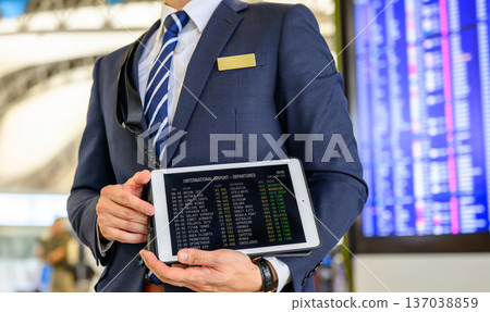 工作人員正在檢查平板電腦 ■ 拍攝合作:關西國際機場 (KIX) 工作人員正在檢查平板電腦 ■ 拍攝合作:關西國際機場 (KIX) 137038859