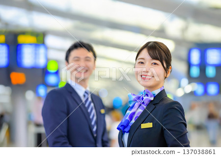 Smiling airport staff serving customers ■Photography cooperation: Kansai International Airport (KIX) Smiling airport staff serving customers ■Photography cooperation: Kansai International Airport (KIX) 137038861