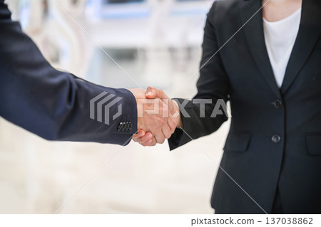 Business handshake: The moment of agreement ■Photography cooperation: Kansai International Airport (KIX) Business handshake: The moment of agreement ■Photography cooperation: Kansai International Airport (KIX) 137038862