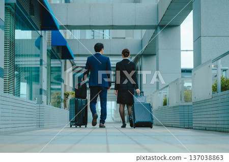 兩位商務人士出差。照片由關西國際機場(KIX)提供。 兩位商務人士出差。照片由關西國際機場(KIX)提供。 137038863