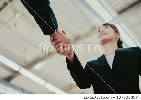 Business handshake agreement ■Photography cooperation: Kansai International Airport (KIX) Business handshake agreement ■Photography cooperation: Kansai International Airport (KIX) 137038867