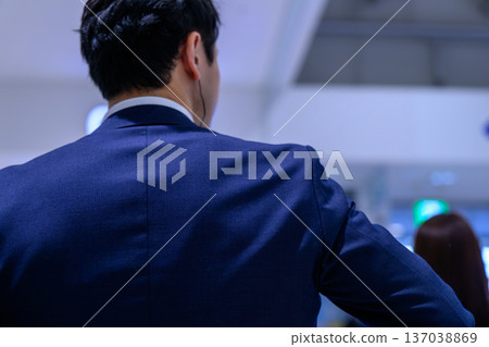 Man in a suit, back view ■Photography cooperation: Kansai International Airport (KIX) 137038869
