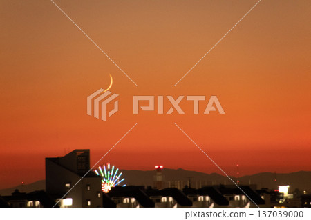 一彎新月漸漸隱入夕陽，為鈴鹿山脈染上了絢麗的色彩。 137039000