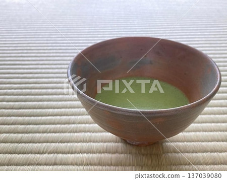 日式房間裡,榻榻米上放著一碗抹茶。 日式房間裡,榻榻米上放著一碗抹茶。 137039080