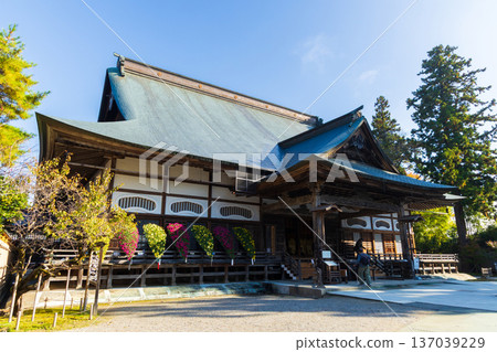 岩手縣平泉市的秋天-中尊寺正殿,世界遺產,秋色迷人 岩手縣平泉市的秋天-中尊寺正殿,世界遺產,秋色迷人 137039229