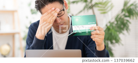 為錢憂心忡忡的男人 為錢憂心忡忡的男人 137039662