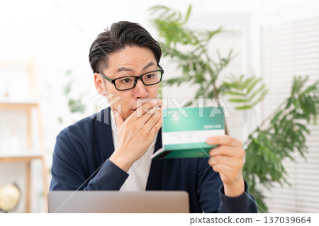 為錢憂心忡忡的男人 137039664