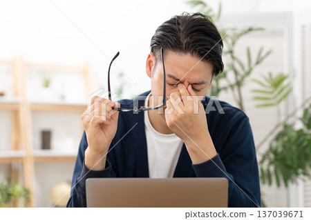 Worried man fatigue 137039671