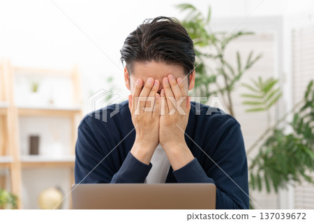 憂慮的男人疲憊 137039672