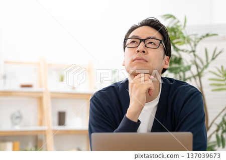 憂慮的男人疲憊 137039673