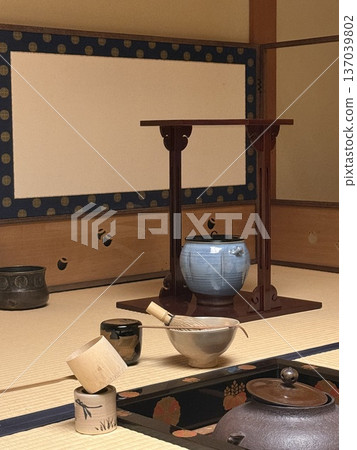 茶室裡的茶道用具 137039802