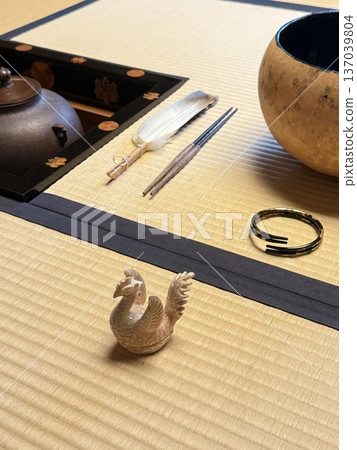 茶室裡的一幕，人們正在準備燒爐用的木炭。 137039804