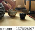 一位茶藝師在榻榻米上準備抹茶。 137039807