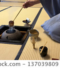 一位茶藝師在日式房間準備茶。 137039809