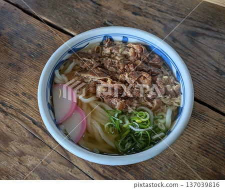 與烏冬面的肉烏冬面 與烏冬面的肉烏冬面 137039816