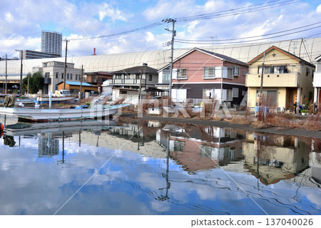 從船橋市蝦川河口眺望碼頭景色。 從船橋市蝦川河口眺望碼頭景色。 137040026