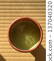 在榻榻米房間裡，人們正在用茶碗沖泡抹茶。 137040320
