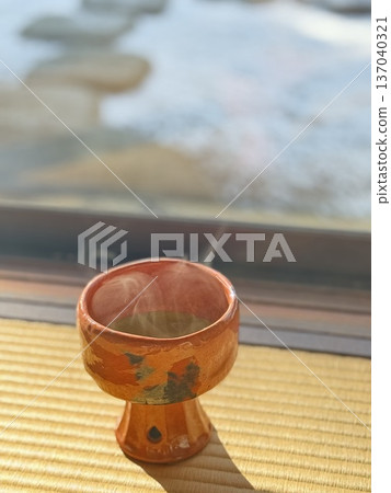 雪天,茶室裡茶碗中升起的熱氣 雪天,茶室裡茶碗中升起的熱氣 137040321