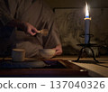 在日本燭光下享受茶道 137040326