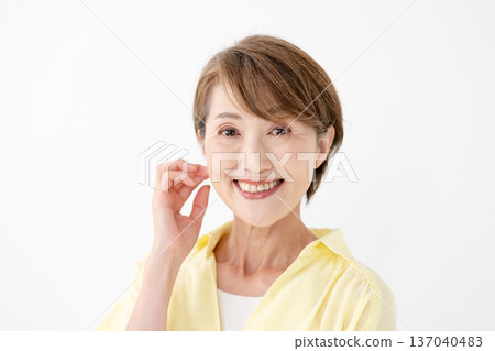 Middle female portrait 137040483